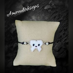 Adjustable beaded bracelet